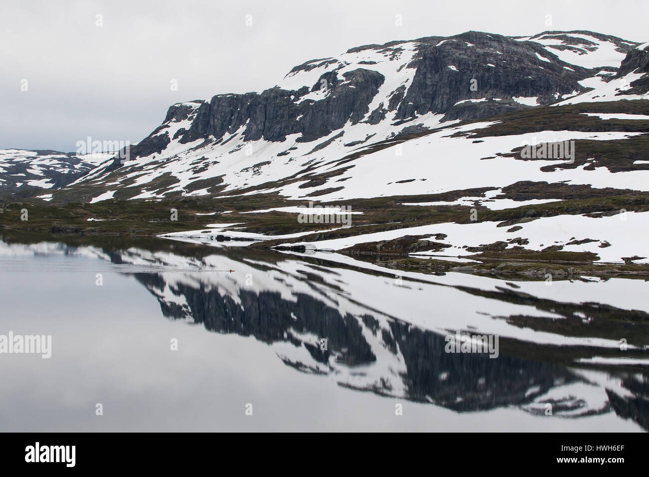 L'été dans le telemark, Norvège, Haukelifjell Haukelifjell,, Saint ?  ? Vatnet, le lac, les montagnes, les saisons, l'été, neige, canoéiste, pédalo, tourisme, Banque D'Images
