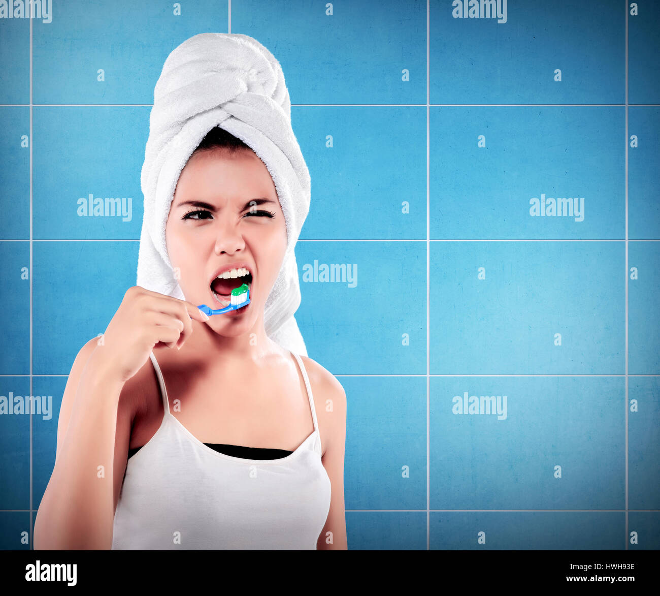 Femme avec beaucoup de dents dent holding-brush sur fond de bains Banque D'Images