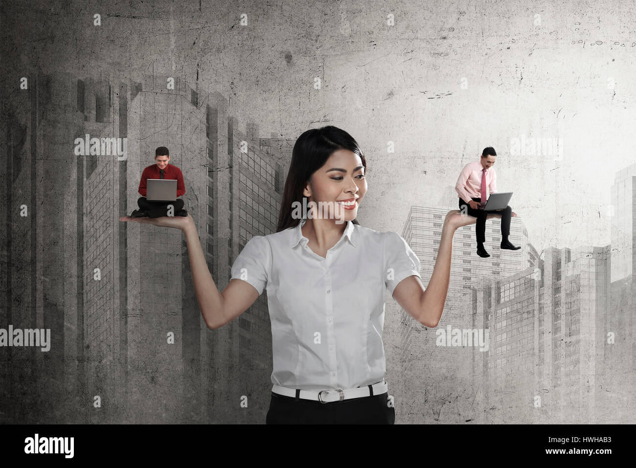 Asian business woman choisir deux homme au travail. Concept de promotion du travail Banque D'Images