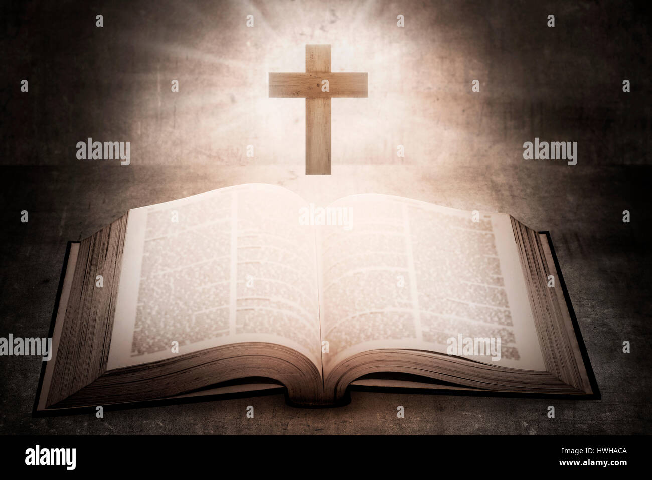 Sainte bible ouverte avec croix en bois au milieu. Concept chrétien Banque D'Images