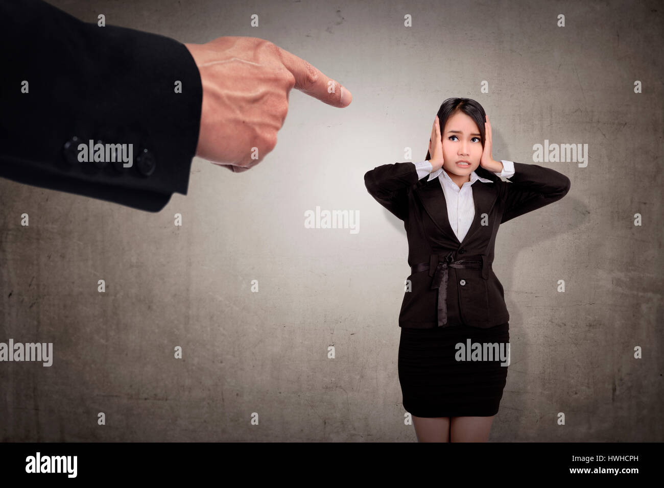 Concept d'accusé business woman avec les doigts pointant Banque D'Images