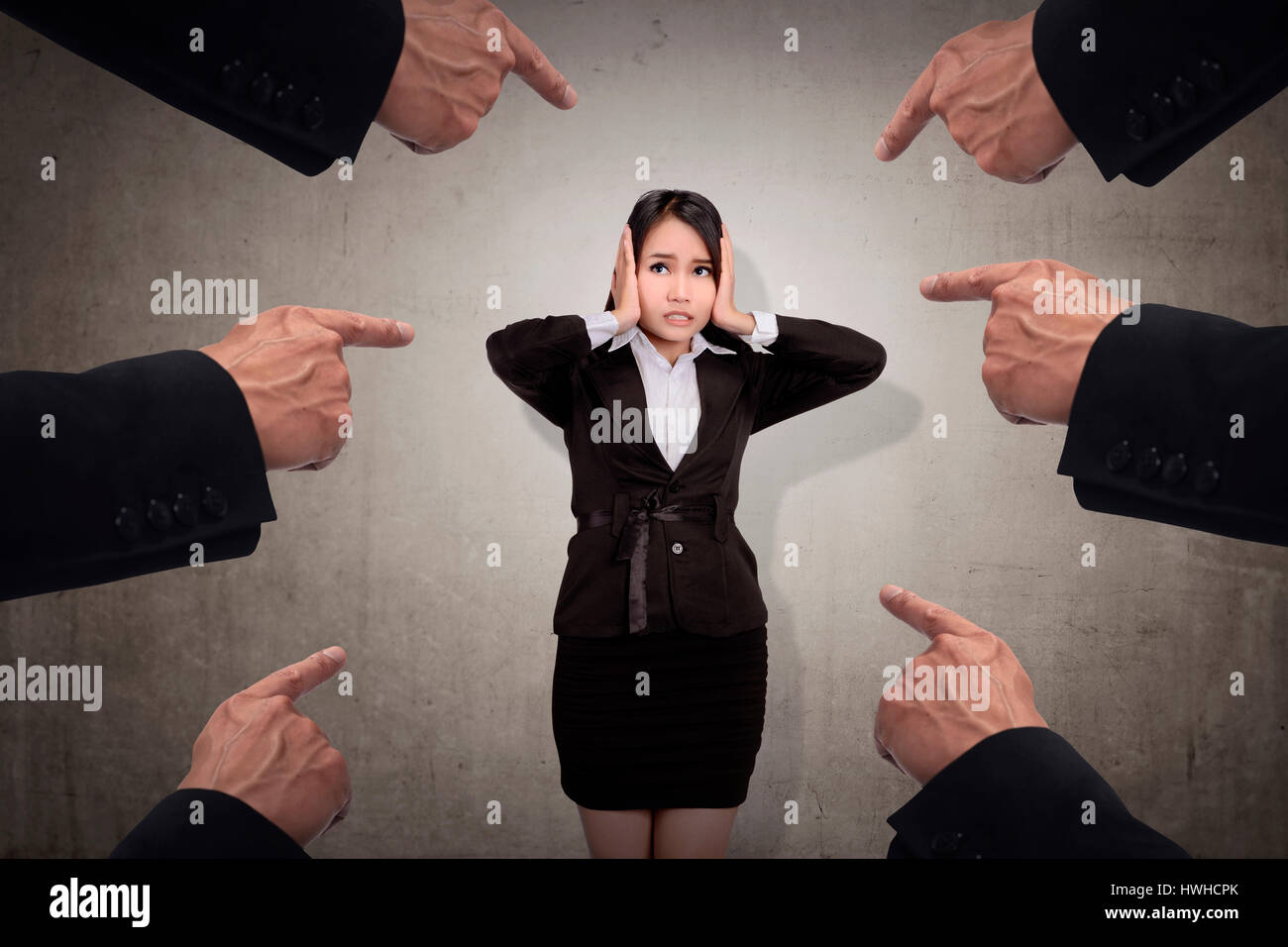 Concept d'accusé business woman avec les doigts pointant Banque D'Images