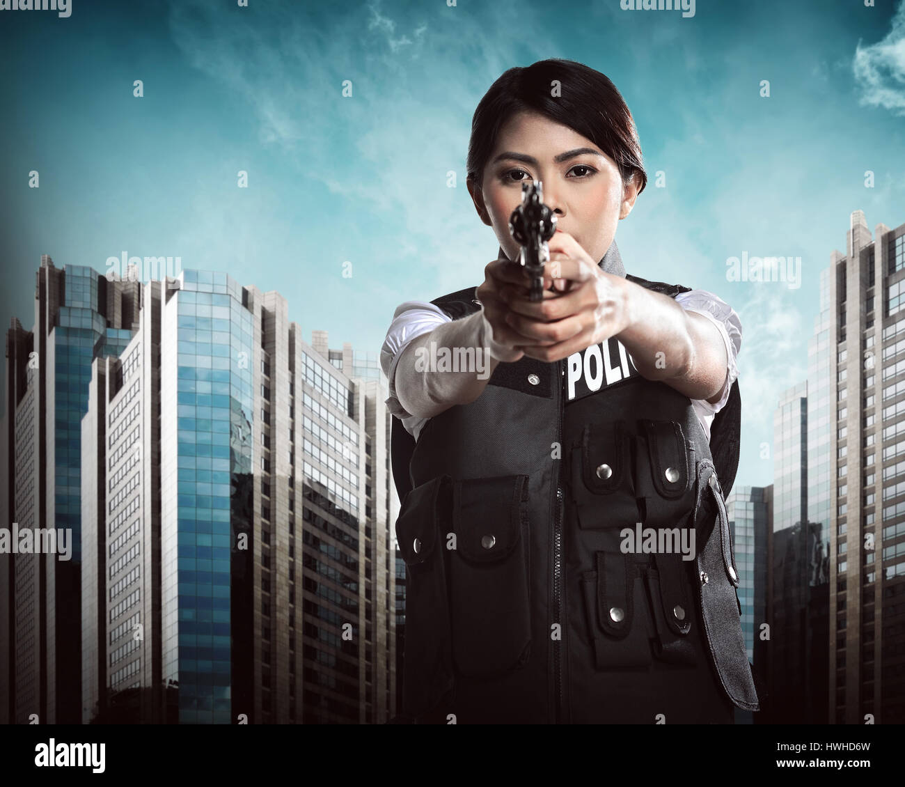 Belle police woman holding fusil prêt à faire feu Banque D'Images