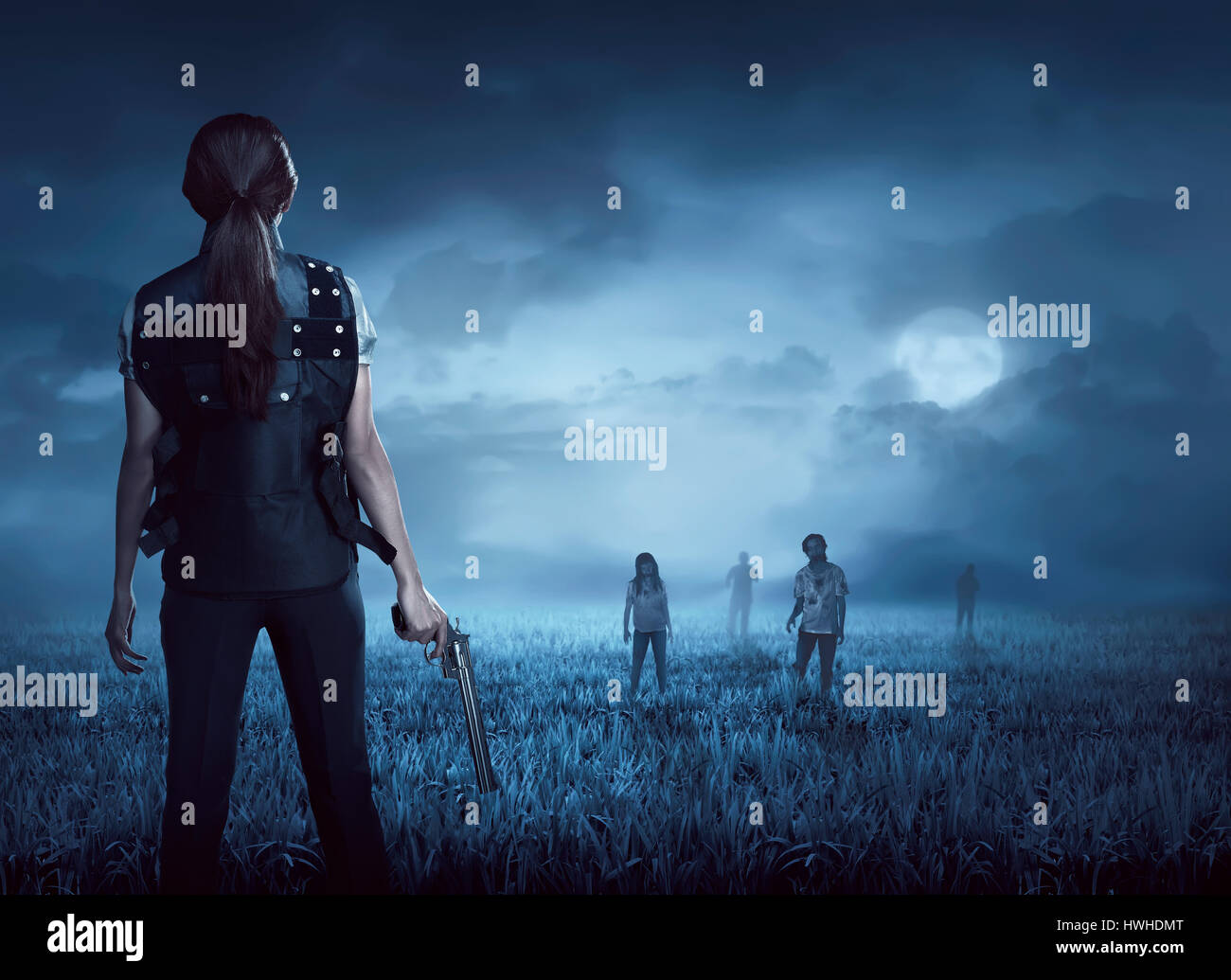 Femme courageuse avec vest retrouvez les zombies sur le pré de nuit Banque D'Images