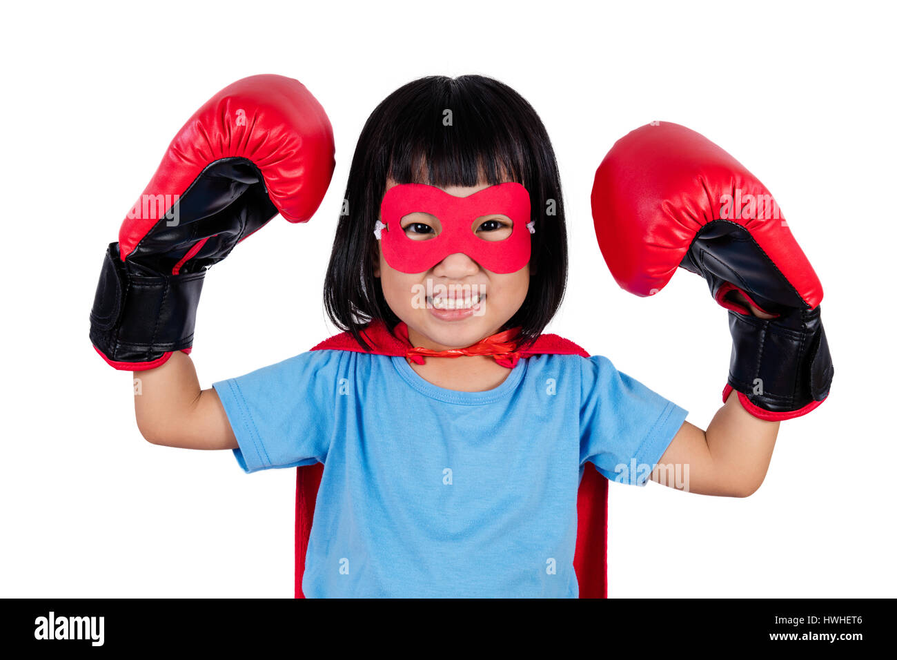 Peu asiatique Chinese Girl costume de Super Héros avec des gants de boxe dans des arrière-plan blanc. Banque D'Images