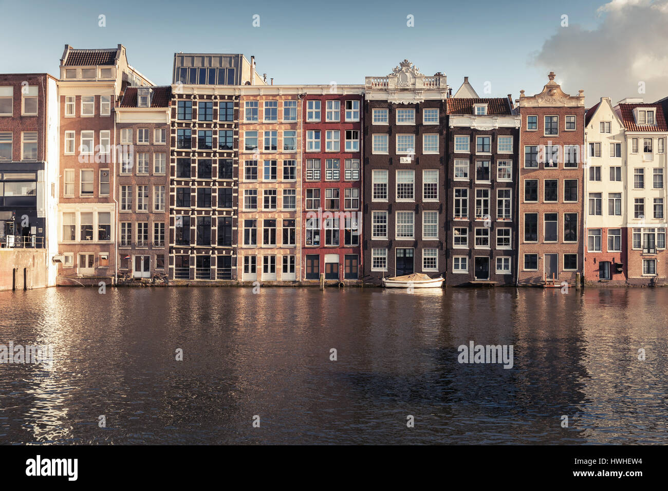 Façades de vieilles maisons traditionnelles colorées vivant le long de la côte du canal dans la vieille ville d'Amsterdam, Pays-Bas. Filtre de correction tonale vintage chaud, effet re Banque D'Images