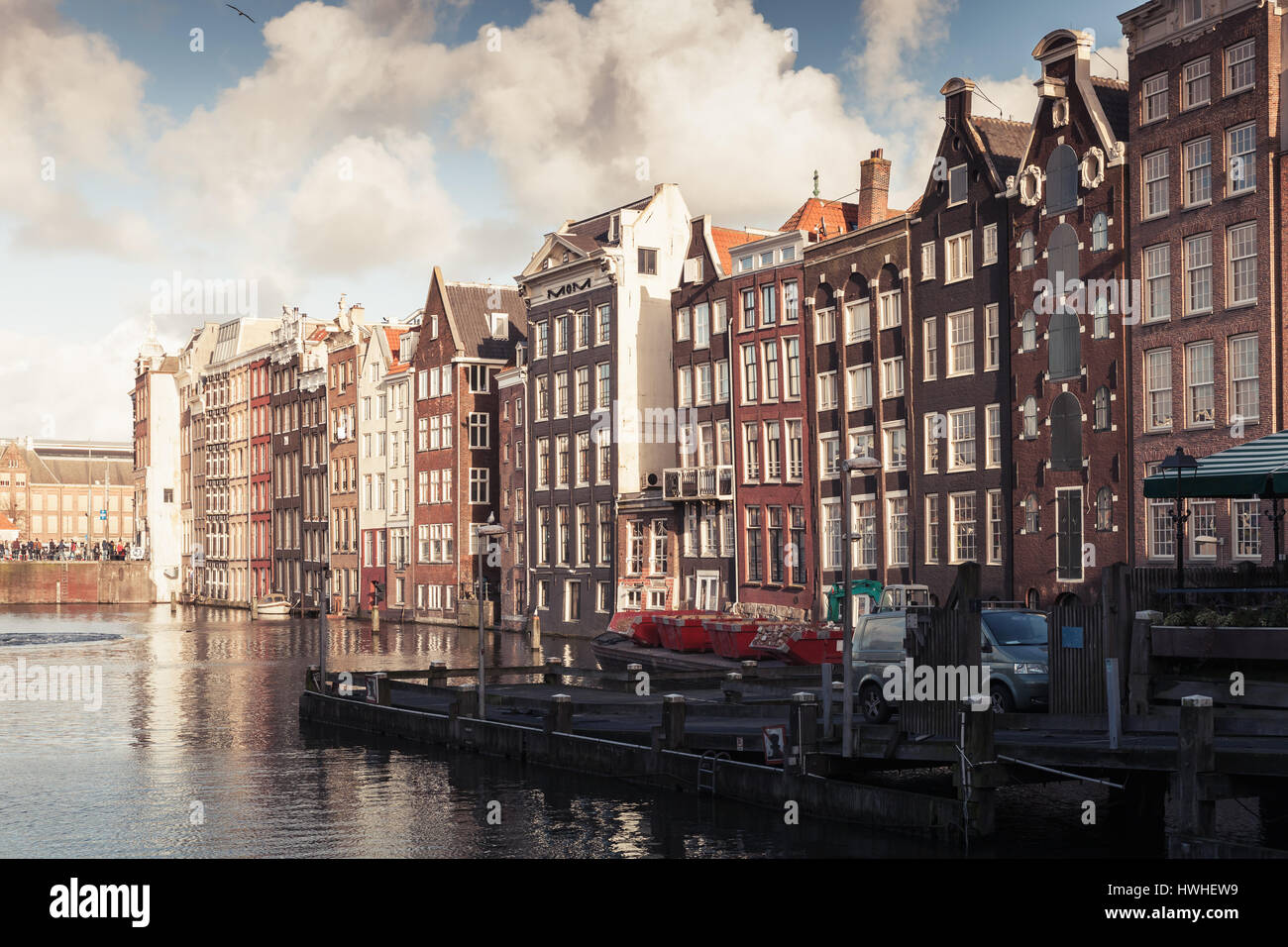 Vieux maisons traditionnelles colorées vivant le long de la côte du canal dans la vieille ville d'Amsterdam, Pays-Bas. Filtre de correction tonale vintage chaud, effet retro style Banque D'Images