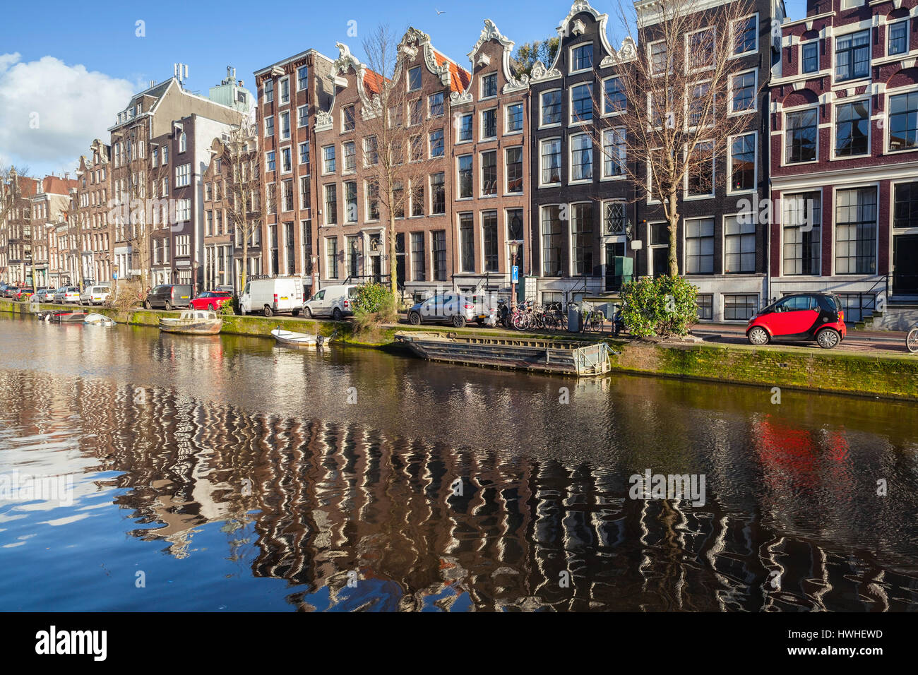 Maisons traditionnelles colorées le long de la côte du canal dans la vieille ville d'Amsterdam, Pays-Bas Banque D'Images