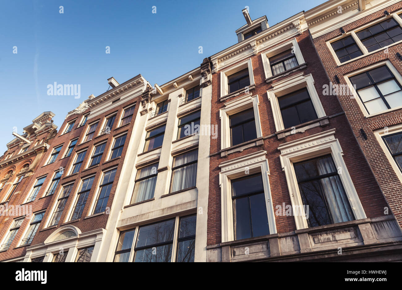 La vie traditionnelle des maisons de la vieille ville d'Amsterdam, Pays-Bas. Façades sur ciel bleu Banque D'Images