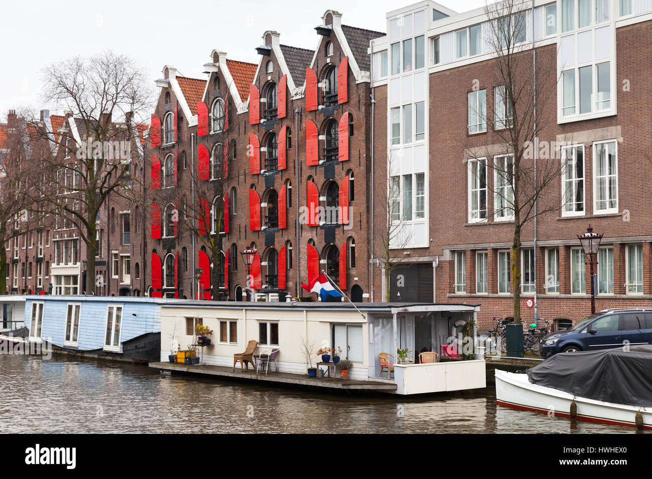 Maisons de vie traditionnels colorés et péniches le long du canal à Amsterdam, Pays-Bas. Filtre de correction tonale vintage chaud, effet retro style Banque D'Images
