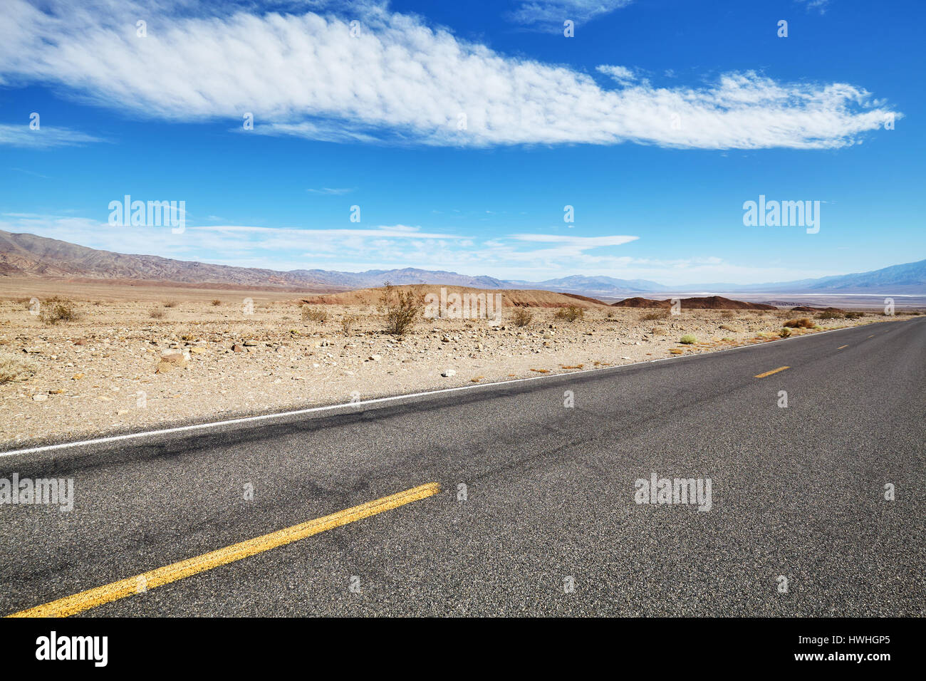 Route du désert sans fin, travel concept, la Death Valley, Californie, USA. Banque D'Images