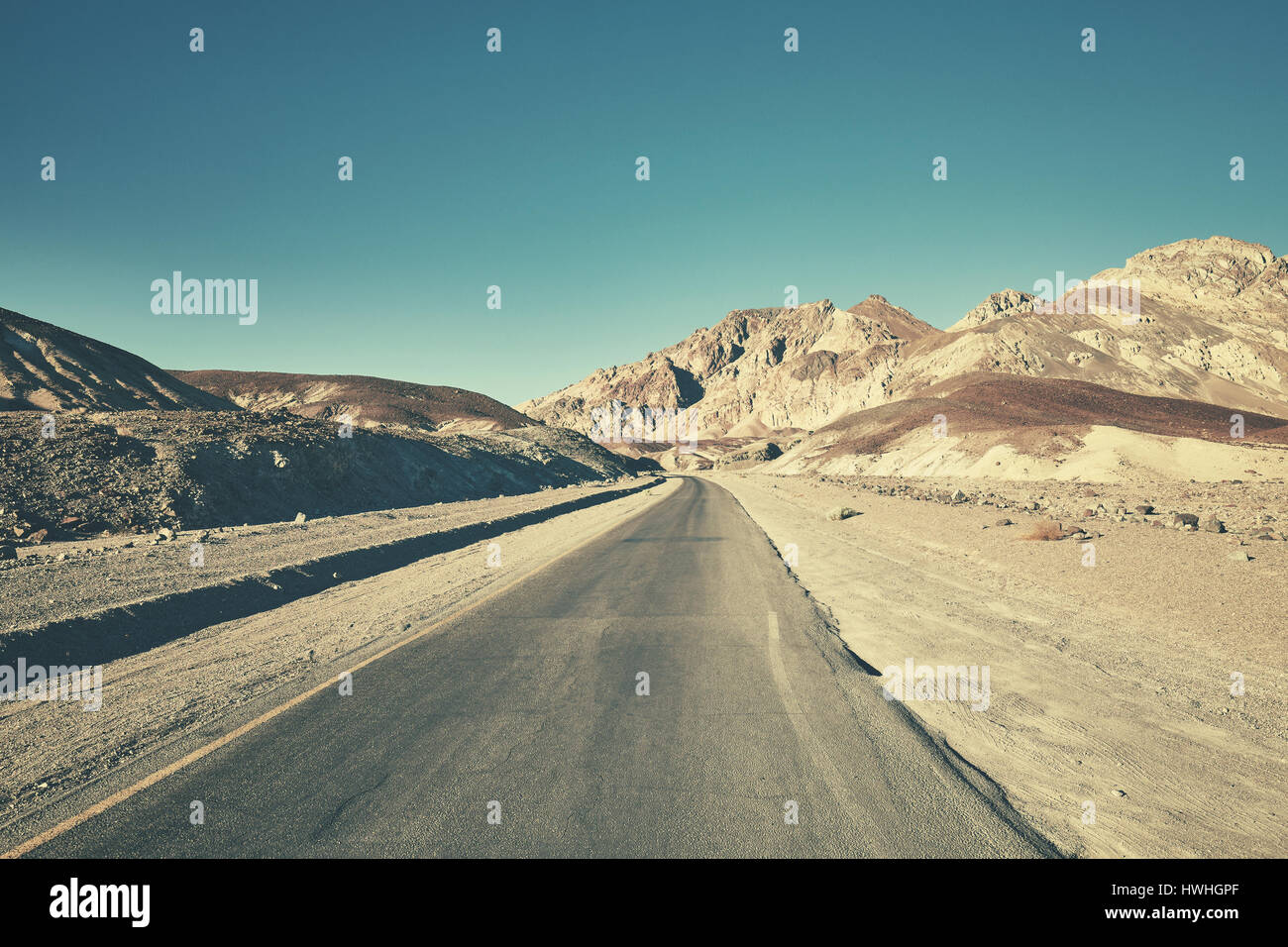 Retro photo aux couleurs d'une route du désert dans la vallée de la mort, Californie, USA. Banque D'Images