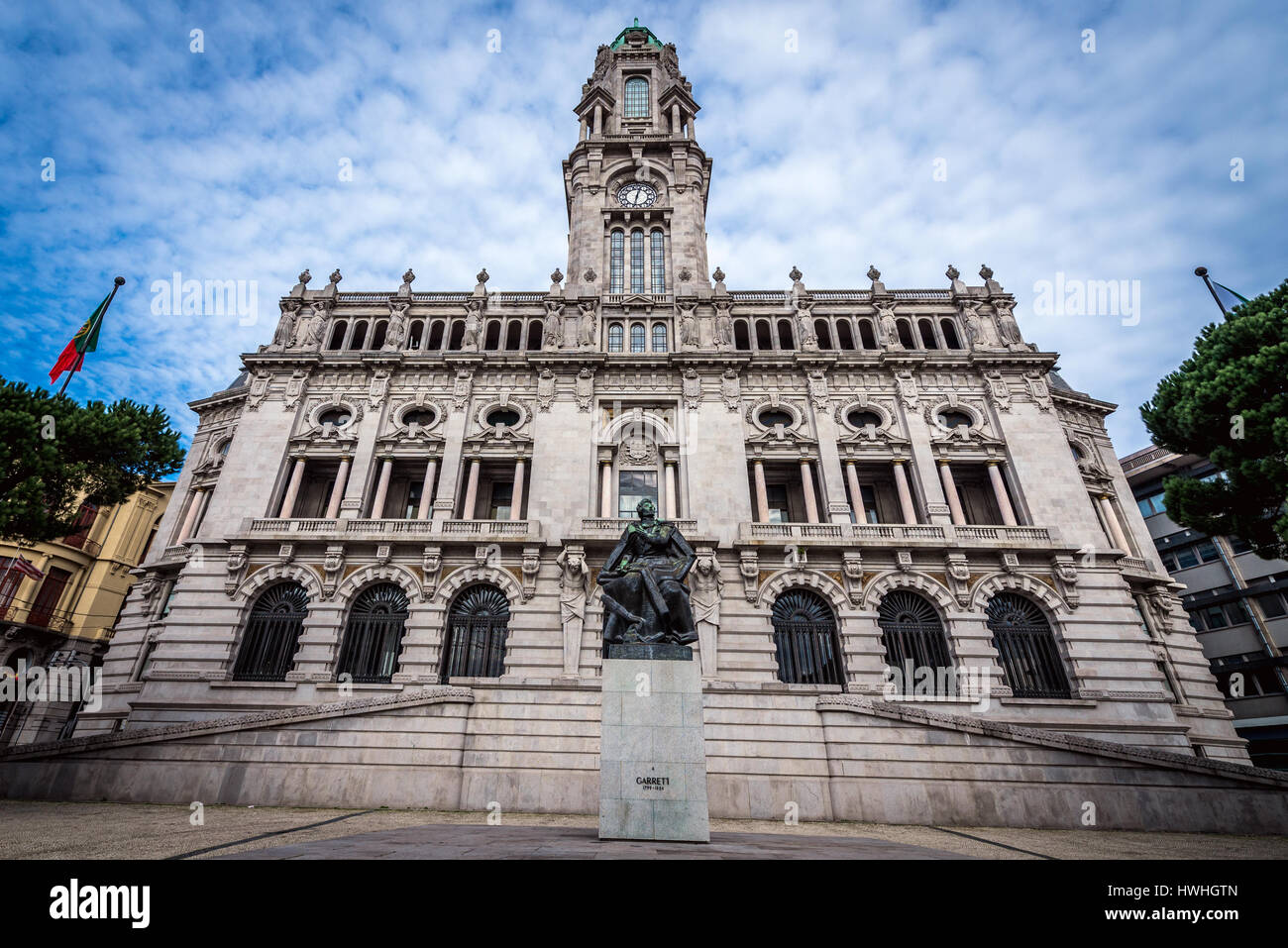 Statue du poète portugais, dramaturge, romancier et homme politique Almeida Garrett en face de hôtel de ville de Porto, Portugal Banque D'Images