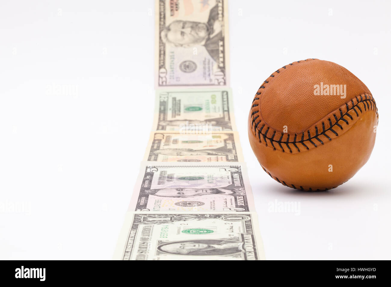 Balle de baseball en cuir et de billets en dollars US sur le tableau blanc Banque D'Images