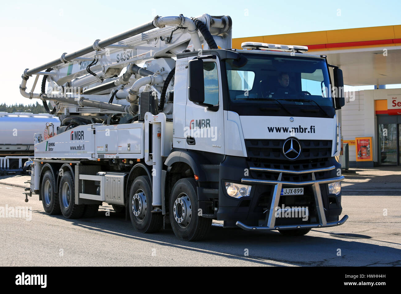 TURKU, FINLANDE - le 18 mars 2017 : Mercedes-Benz blanche Arocs 3542 Schwing Stetter S43SXIII pompe à béton camion à un arrêt de camion à Turku. Le mobile conc Banque D'Images