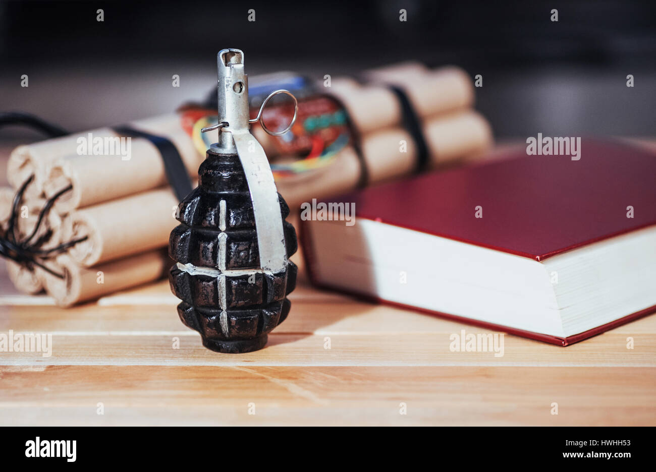 Grenade explosive et guerres livre Coran, guerre sainte, le terrorisme. La paix dans le monde. Banque D'Images