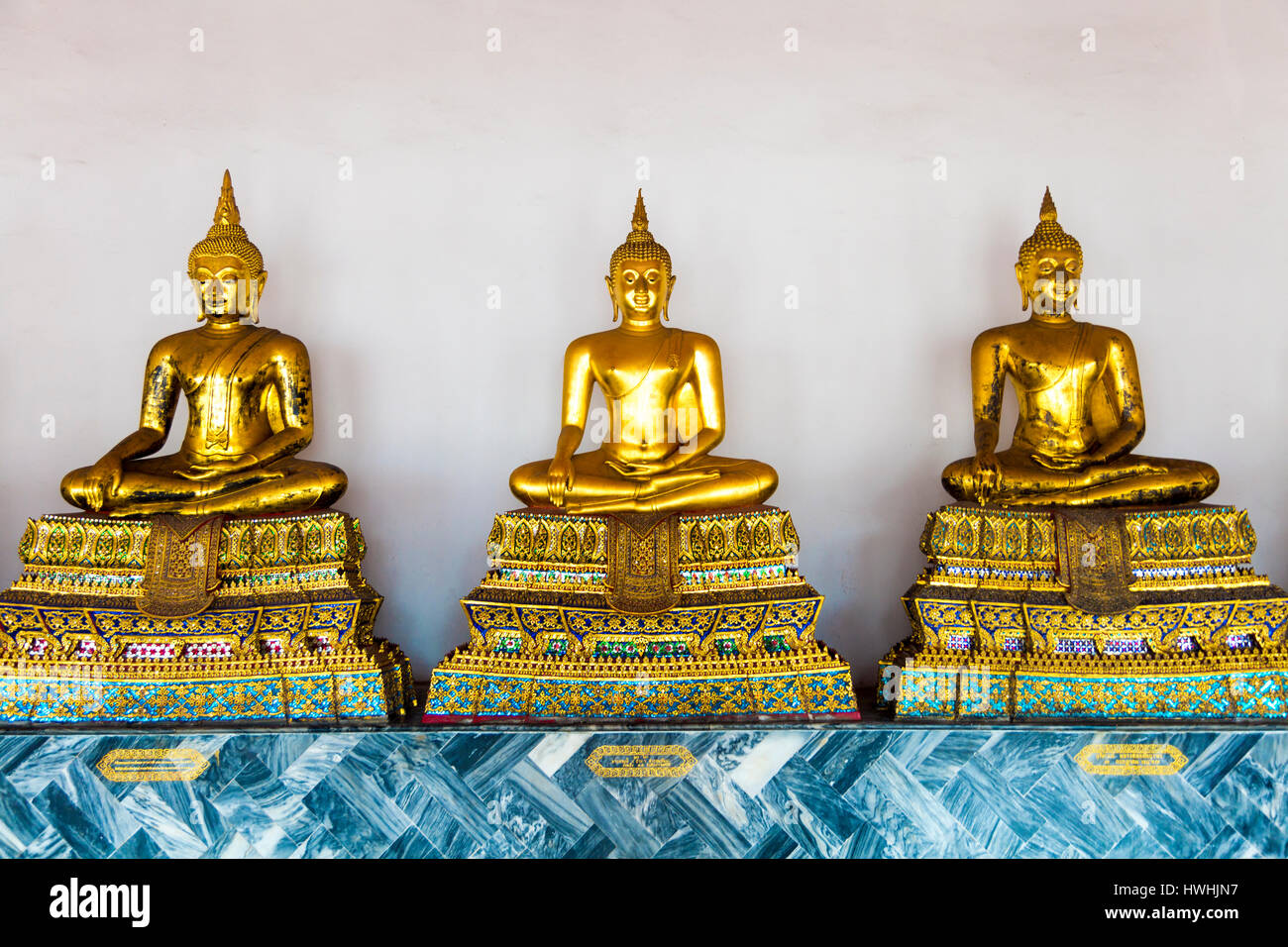 Rangée de statues de Bouddha Doré priant au Temple de Wat Pho (Temple du Bouddha couché) à Bangkok, Thaïlande Banque D'Images