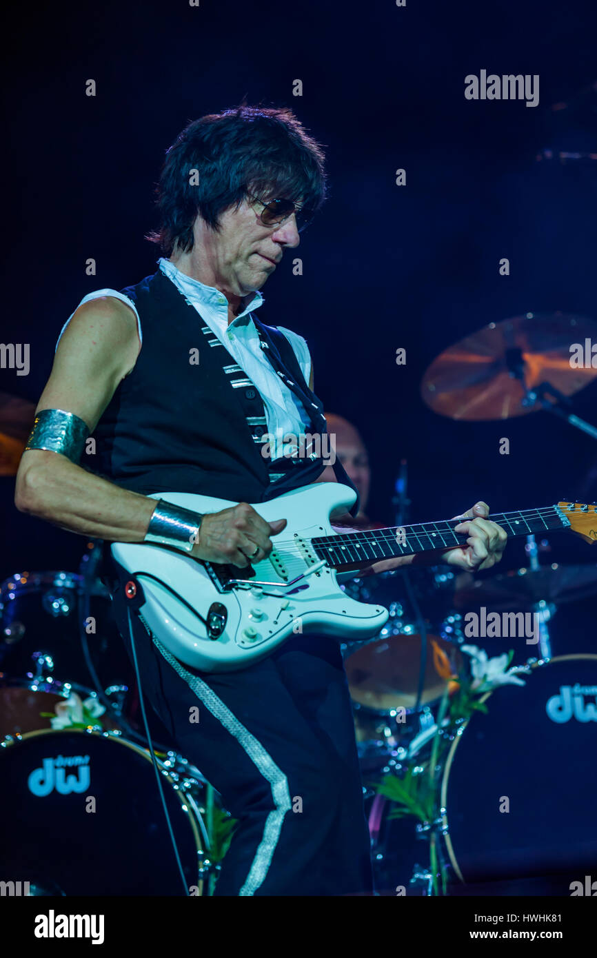 Jeff Beck, l'un des plus grands guitaristes de tous les temps a prouvé pourquoi il est hautement considéré par d'autres guitaristes au Bluesfest à Byron Bay, Australie. Banque D'Images