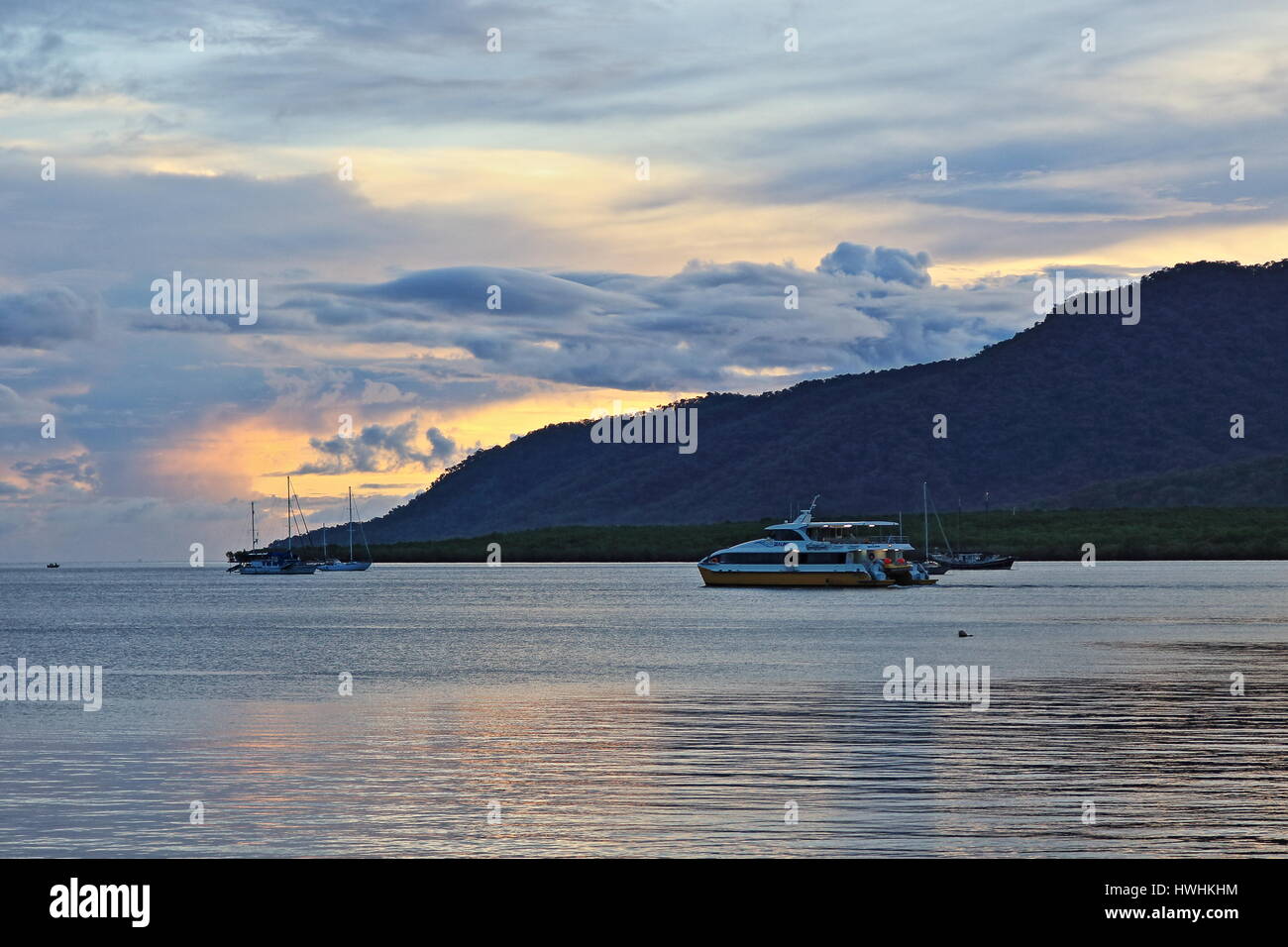 Cairns à la première lumière sur un ciel nuageux dimanche comme un coupé le lever du soleil commencera sur Trinity Inlet Banque D'Images