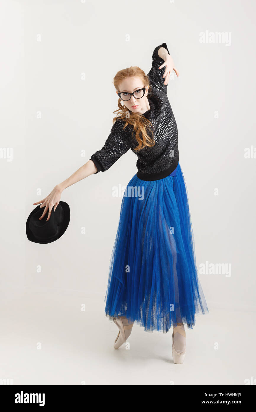 Sweet ballerine hippie dans un tutu, des chaussons et des lunettes de soleil  danser avec un chapeau. La danse moderne. La culture de la jeunesse Photo  Stock - Alamy