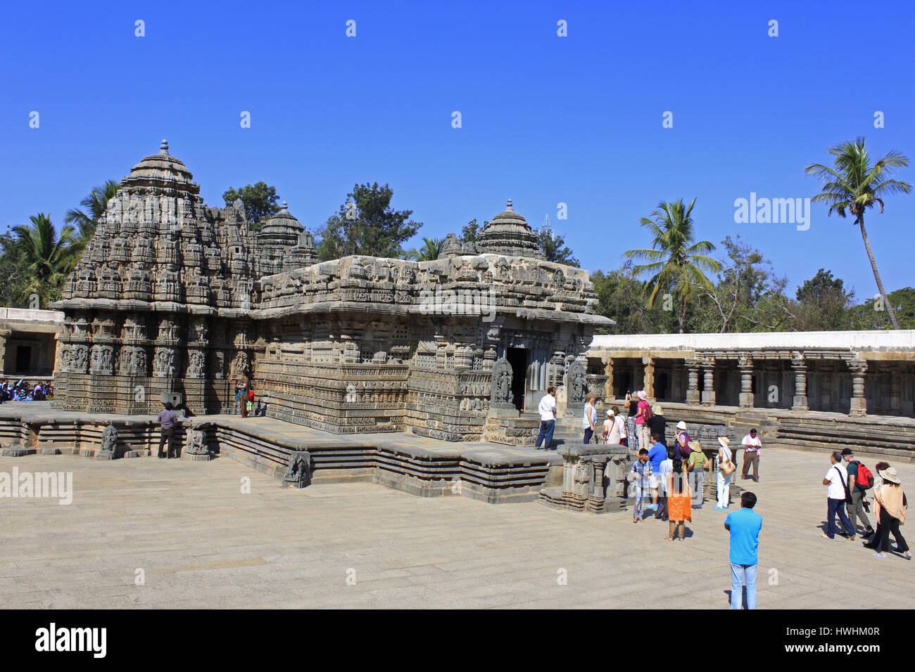 Vue de côté du Chennakesava Temple Hoysala, Architecture, et les touristes d'admirer la complexité de la sculpture sur pierre. L'Architecture Hoysala, Somnathpur, Karna Banque D'Images