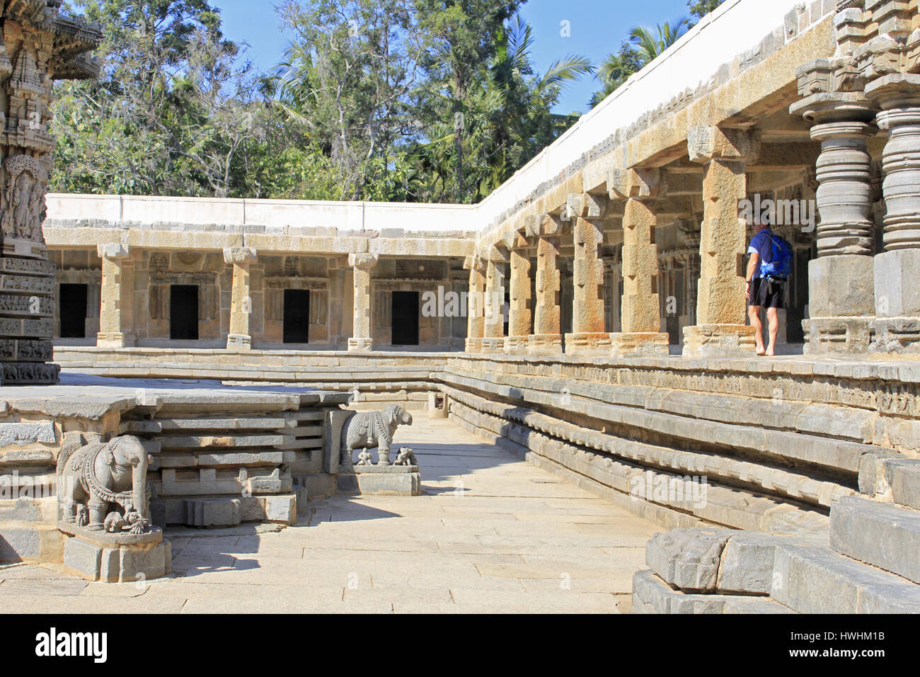 Vue de côté de la Colonnade de la recluse depuis la cour du corridor de l'Architecture Hoysala, Temple Chennakesava, Somanathpur, Karnataka, Ind Banque D'Images