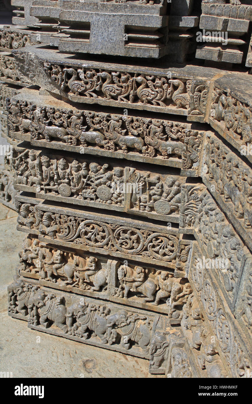 Ornée de sculptures en pierre, détaillées sur culte mur. Sculpture Relief suit un plan stellaire, représentant des cygnes, makara(bête imaginaire), Hindu puranas, Banque D'Images