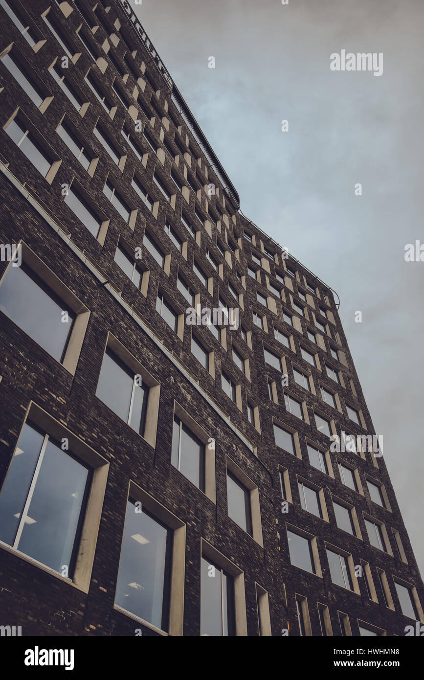 La façade de l'immeuble appartement aux tons rétro avec ciel dramatique comme copy space Banque D'Images