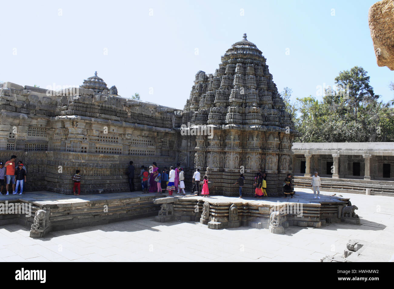 L'observation des touristes dans le culte stellaire ornementées Chennakesava temple Hoysala, Architecture à Somnathpur, Karnataka, Inde Banque D'Images