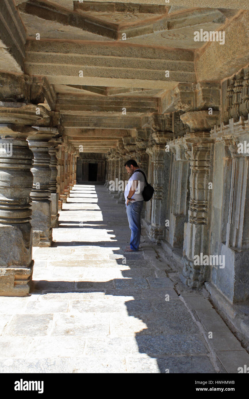 Homme debout dans les couloirs de Chennakesava temple Hoysala, Architecture à Somnathpur, Karnataka, Inde Banque D'Images