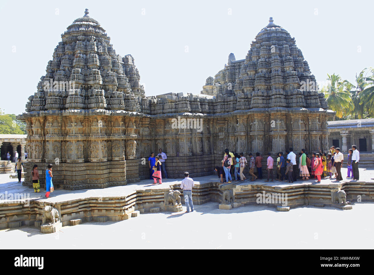Vue arrière du ganglion stellaire des sanctuaires, des touristes admirant les sculptures sur pierre à Chennakesava Temple Hoysala, Architecture, Somnathpur, Karnataka, Inde Banque D'Images
