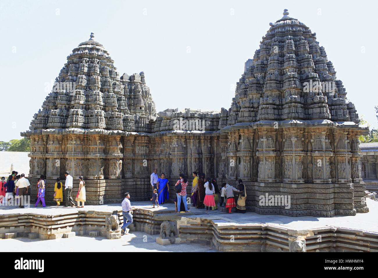 Vue arrière du ganglion stellaire des sanctuaires, des touristes admirant les sculptures sur pierre à Chennakesava Temple Hoysala, Architecture, Somnathpur, Karnataka, Inde Banque D'Images