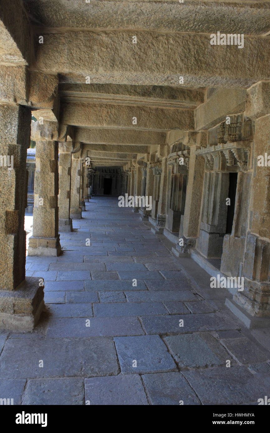 Colonnade de la corridor cloîtrée, à Chennakesava temple Hoysala, Architecture à Somnathpur, Karnataka, Inde Banque D'Images