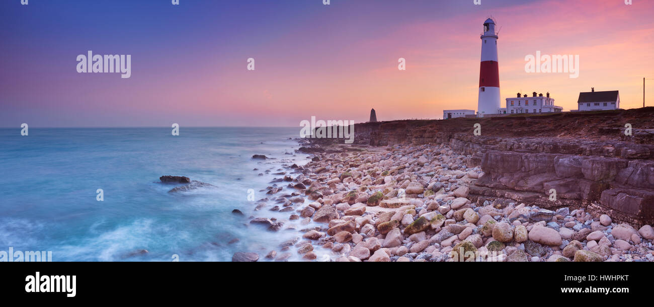 La Portland Bill Lighthouse sur l'Île de Portland, dans le Dorset, Angleterre au coucher du soleil. Banque D'Images