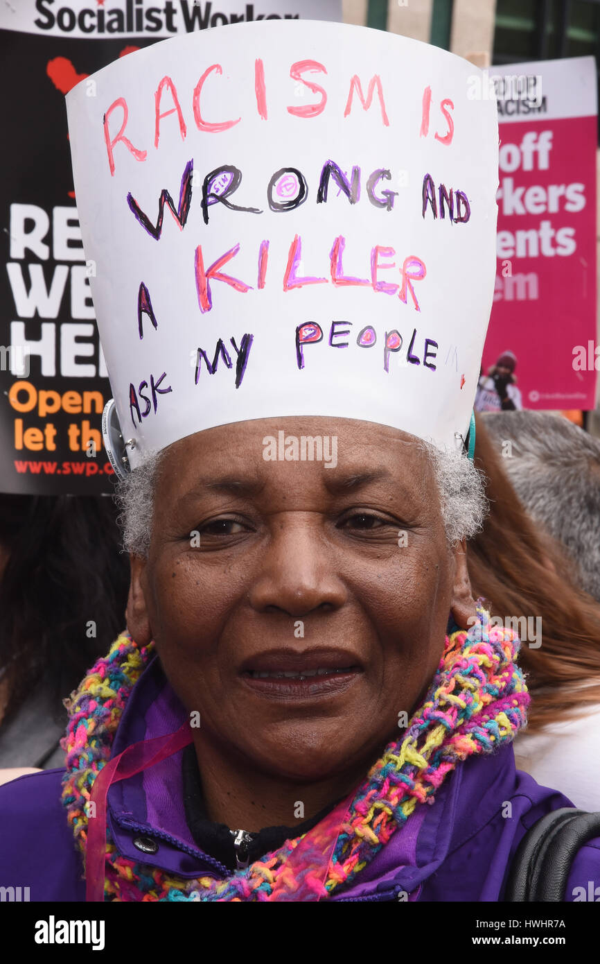 Manifestant,'Se tenir jusqu'au racisme", manifestation nationale, Portland Place, London.UK Banque D'Images