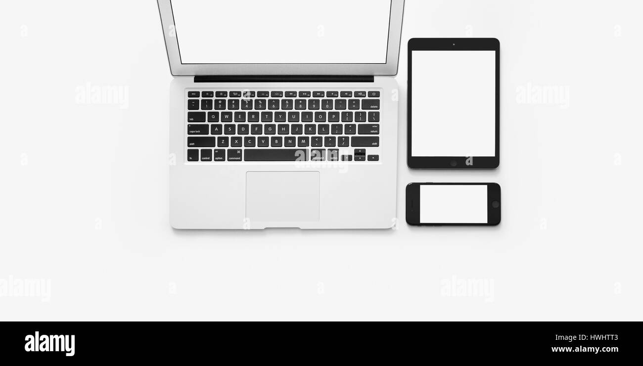 Ordinateur portable, tablette et smartphone sur fond blanc Banque D'Images