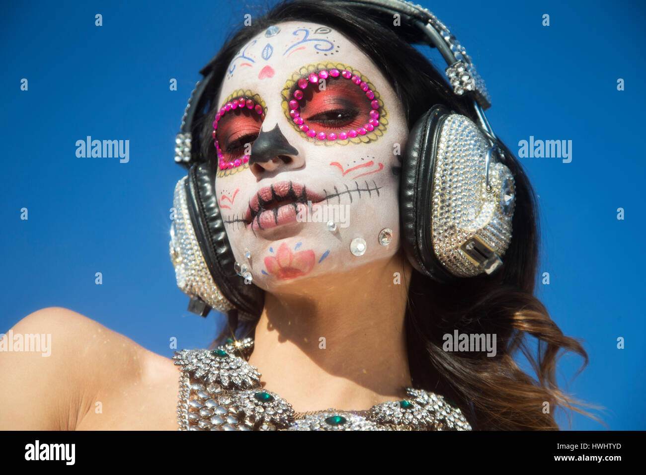 Belle femme avec des bonbons personnalisés, crâne le jour des morts mexicain composent face Banque D'Images
