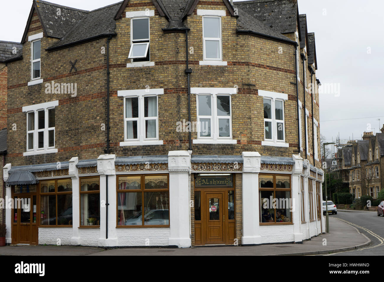 Restaurant assis sans problème sur un coin dans une ville. Banque D'Images