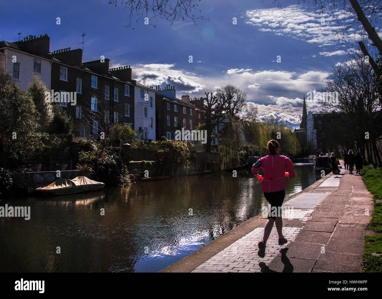 Regents Canal chemin de halage à l'écart de marche des piétons Banque D'Images