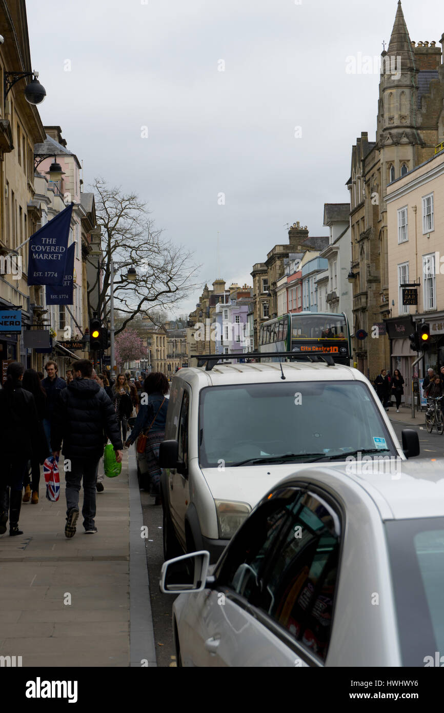Rue animée de la ville. Banque D'Images