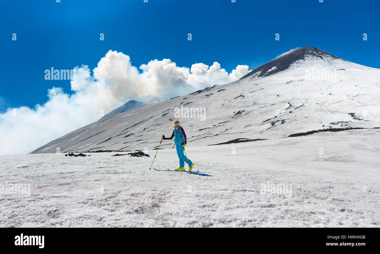 Girl ski de randonnée sous le haut du cratère de l'Etna Sicile Italie Banque D'Images