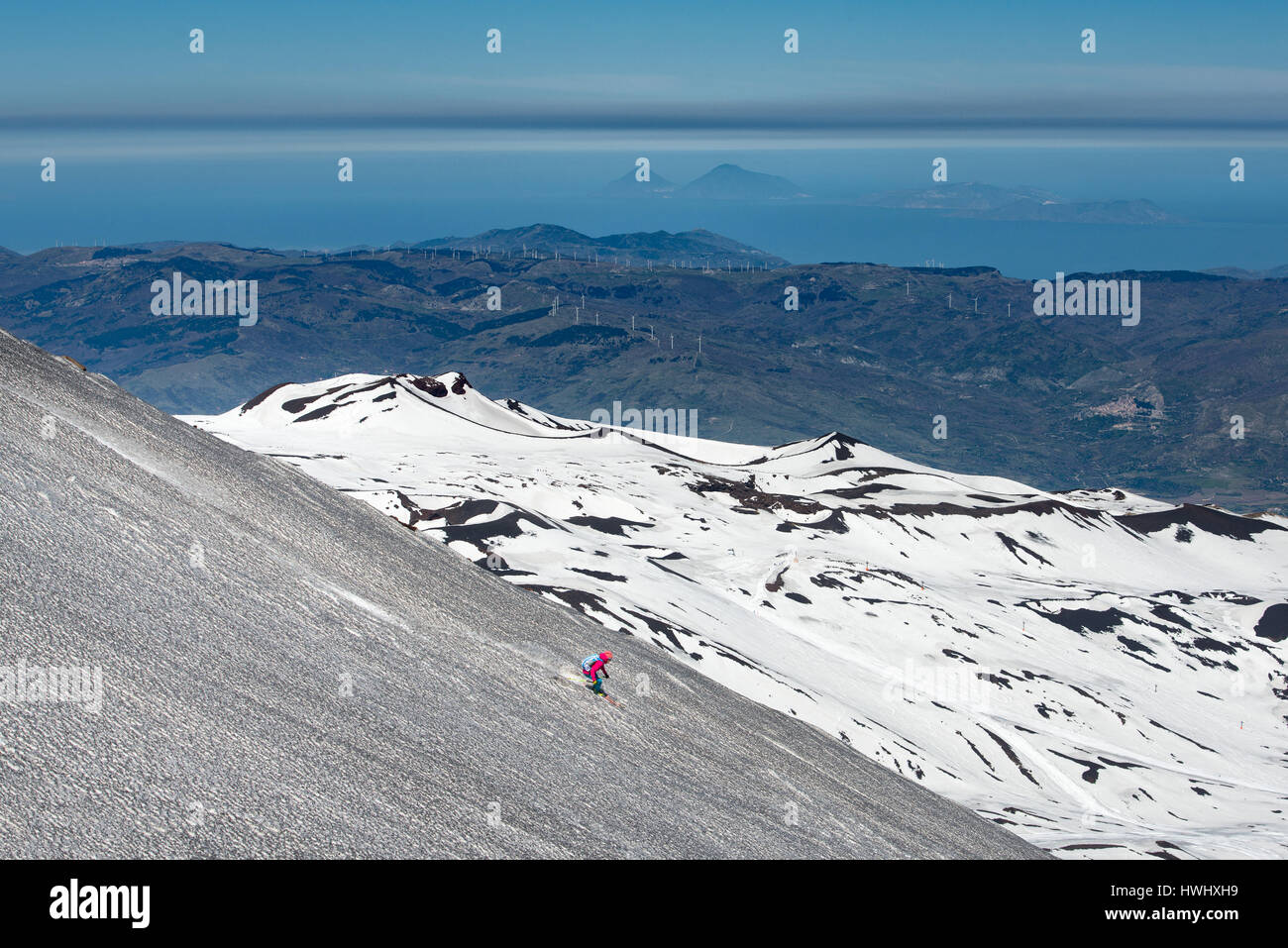 Ski sur le volcan de l'Etna avec l'arrière-plan de Stromboli, Lipari Iles Eoliennes Italie Banque D'Images