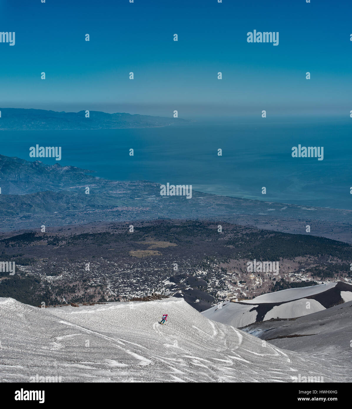 Ski sur le volcan de l'Etna avec l'arrière-plan de la mer de Sicile Taormina côte de Calabre Italie Banque D'Images