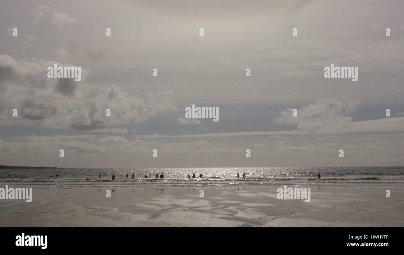 Sue leçons sur une plage.Beach et de l'activité leçon de surf le long de la côte atlantique en Irlande. Banque D'Images