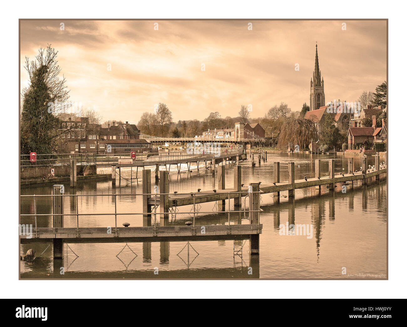 Photo sépia de pont à Marlow Royaume-uni montrant l'église et Weir Banque D'Images