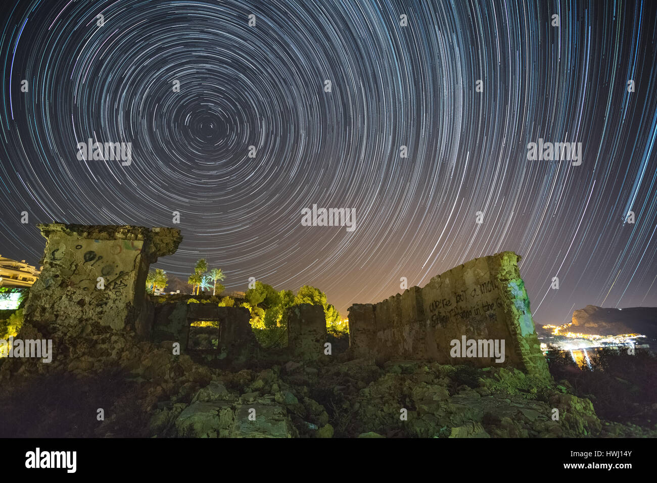 Vieux château, tour sous un ciel étoilé, avec la rotation de la Terre, les étoiles en mouvement Banque D'Images