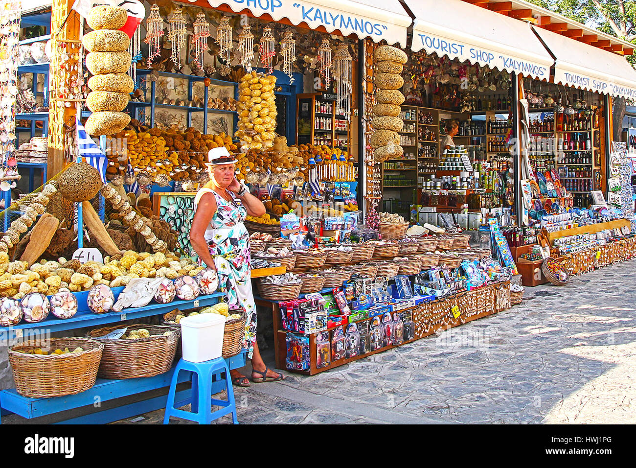 Fier commerçant Grec se tient juste en face de sa boutique vendant des éponges naturelles - photo prise sur l'île grecque de Cos. Banque D'Images