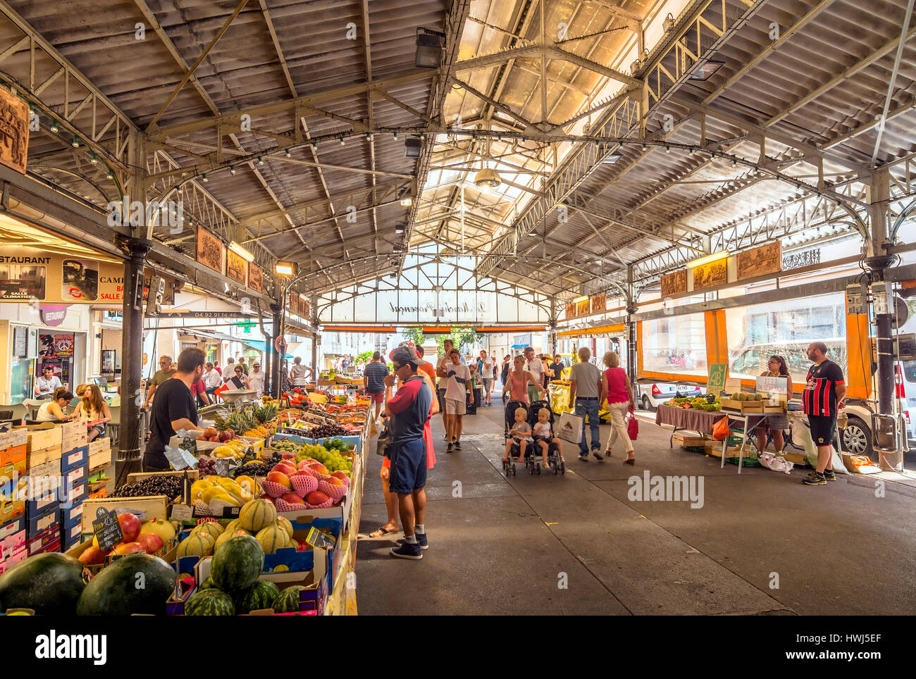 La vue quotidienne de cours Massena marché provençal avec les touristes à Antibes, France. Banque D'Images
