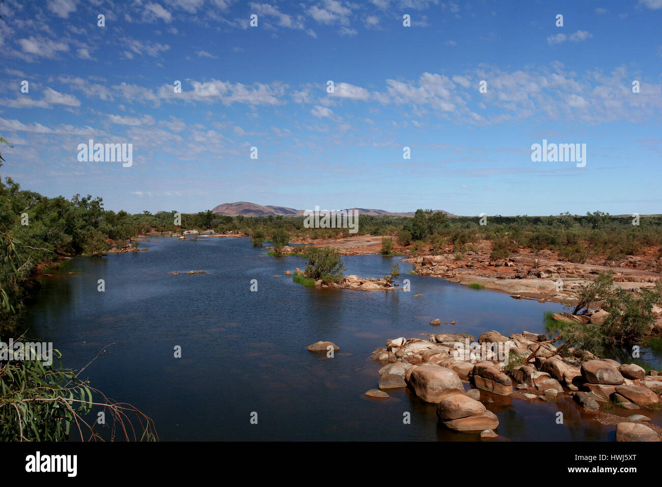 Rocky River Bed and Blue Sky dans la région de l'Outback Pilbara, Australie-Occidentale du Nord Banque D'Images