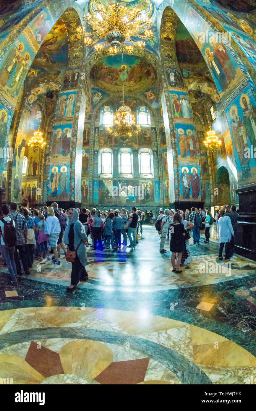 ST. PETERSBURG, Russie - le 14 juillet 2016 : l'intérieur de l'Eglise du Sauveur sur le Sang Versé. Référence architecturale et monument à Alexandre II. Touris Banque D'Images